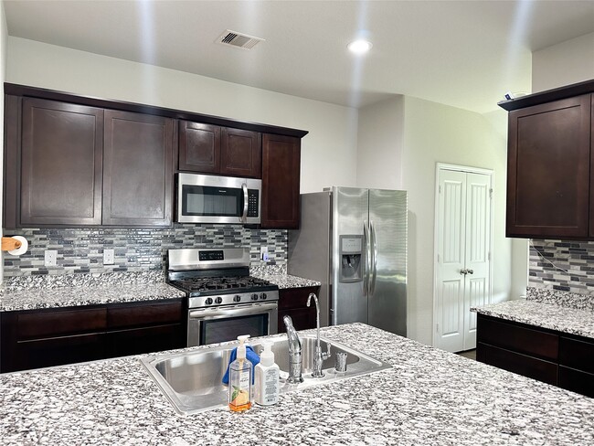 Building Photo - 1807 Brady Shores Dr