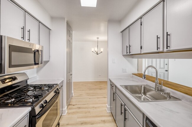 Building Photo - 42 N Park Ave