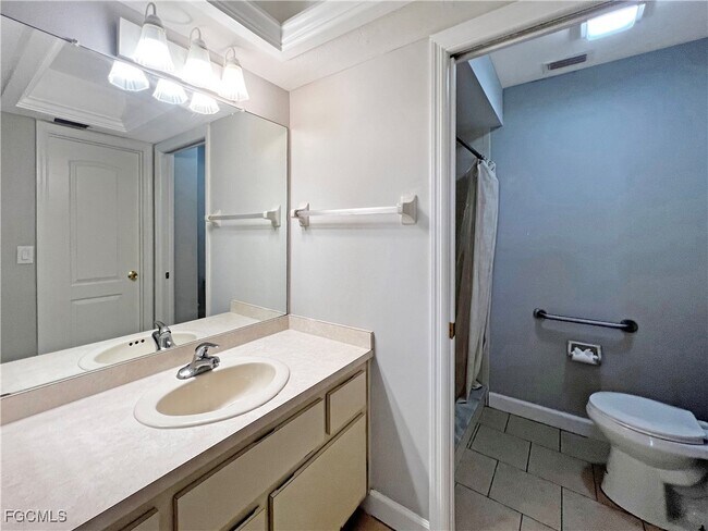 Building Photo - 4530 SW 10th Ave