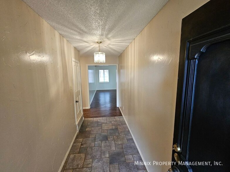 Building Photo - 6906 Elmwood Ave