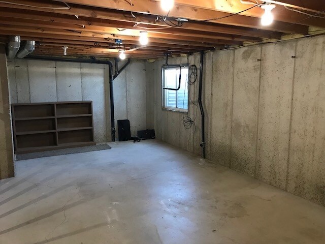 Building Photo - Beautiful home in Clinton with sport pad and playground