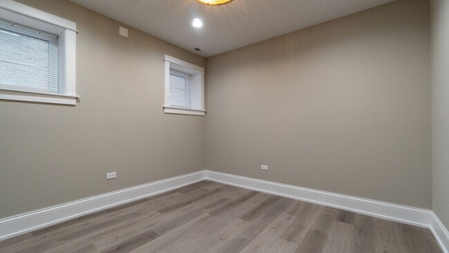 Building Photo - Contemporary 2-Bed, 2-Bath Garden Apartmen...