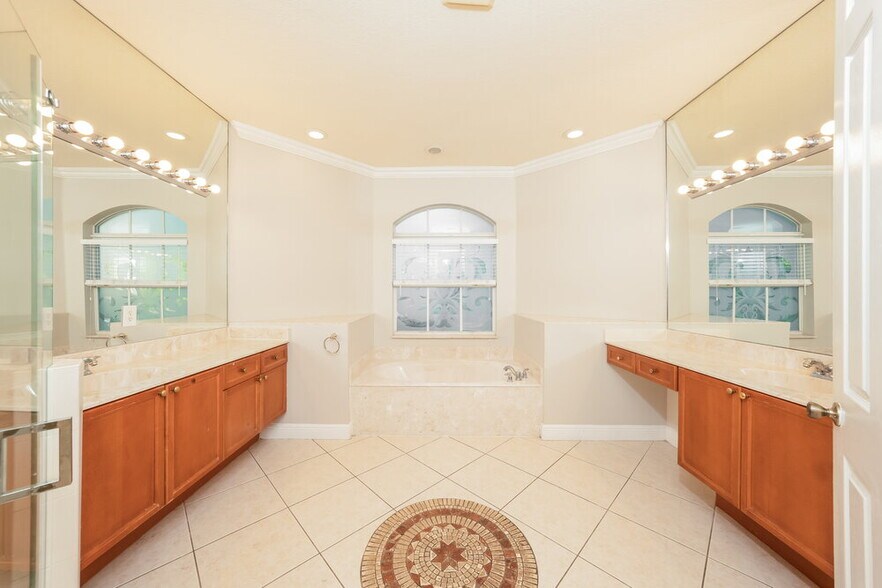 Building Photo - 1755 Palisades Dr