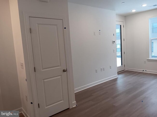 Building Photo - 4951 Longmire Wy