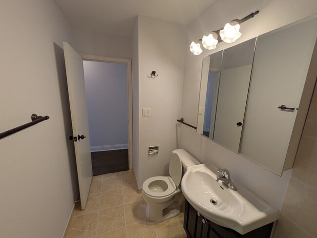 Building Photo - Spacious 3BR / 2BA Condo in Buffalo Grove private balcony, fireplace - Rent includes Heat,  Water...