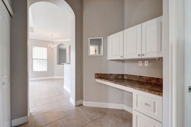 Building Photo - 833 SW Vineland Ct