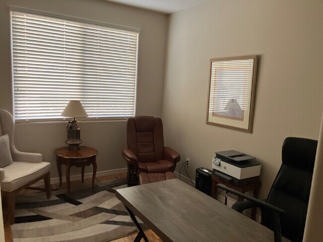 Building Photo - Charming, fully furnished, single-story re...