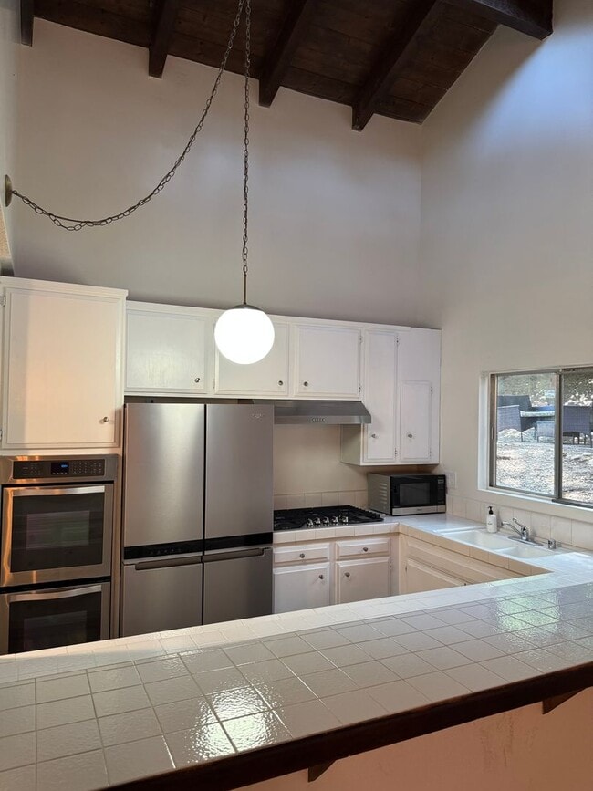 Building Photo - Comfortable Calabasas Home with Indoor Charm and Outdoor Space