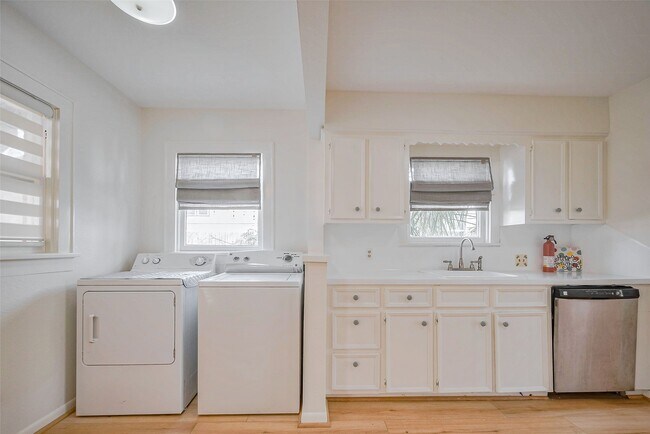 Building Photo - 1614 Ridgewood St
