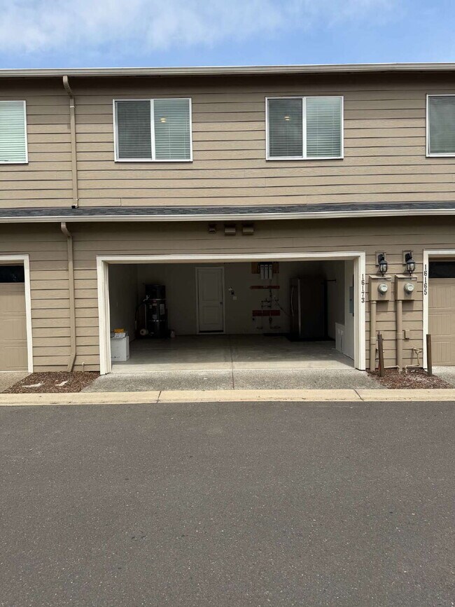 Building Photo - 3 Bedroom / 2.5 Bathroom Townhome - Near Bethany & PCC