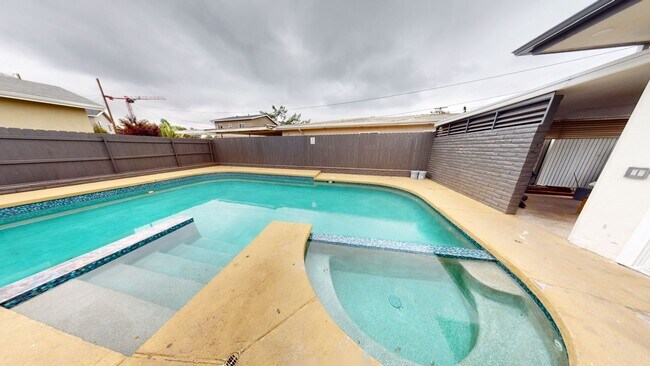 Building Photo - Large 6 Bedroom POOL House on East Falls View! Prime Location!