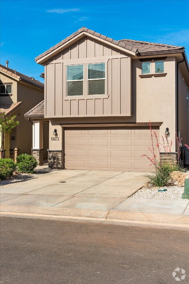 Building Photo - "Spacious 4-Bedroom Townhouse Retreat on S...