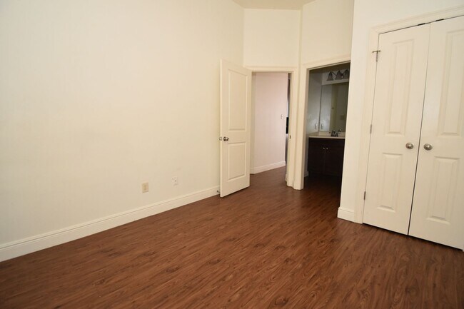 Building Photo - Hidden Oaks Apartments