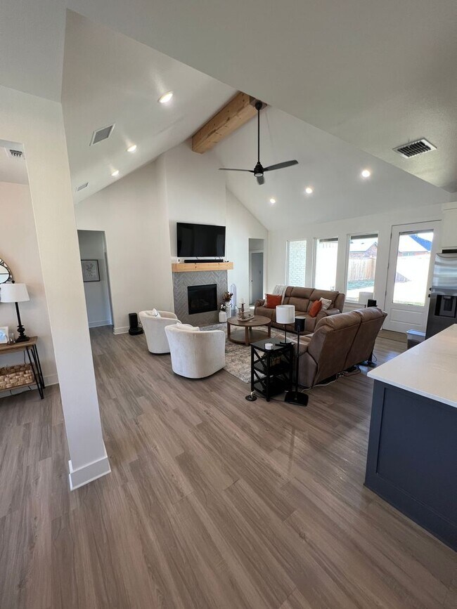 Building Photo - 4 Bedroom 3 bath in Escondido Ranch!