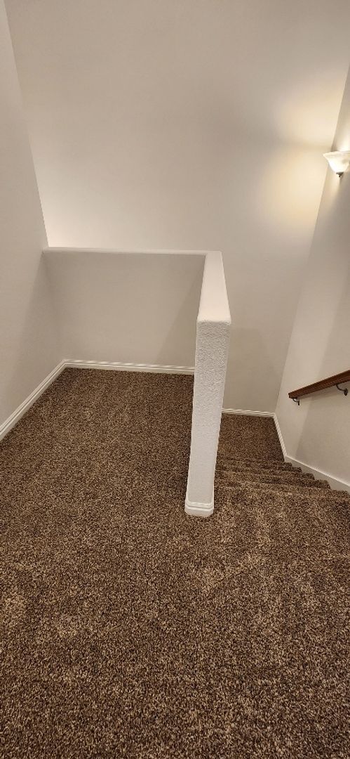 Building Photo - Beautiful 3 Bedroom Townhome in Pleasant G...