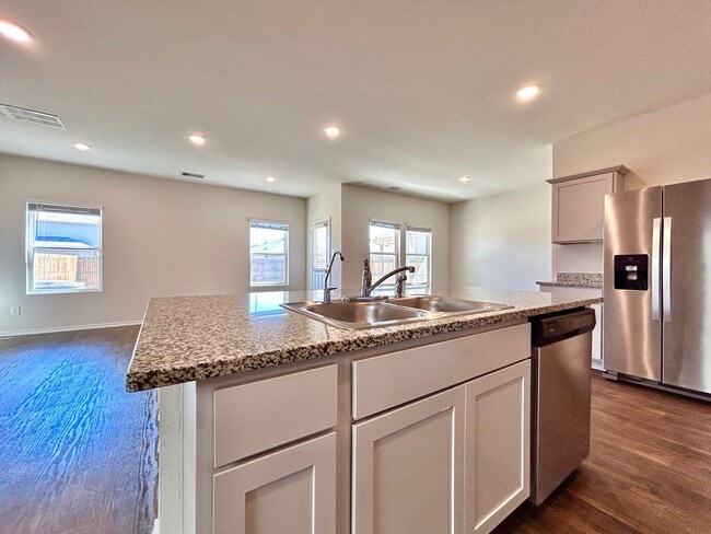 Building Photo - 221 Granary Dr