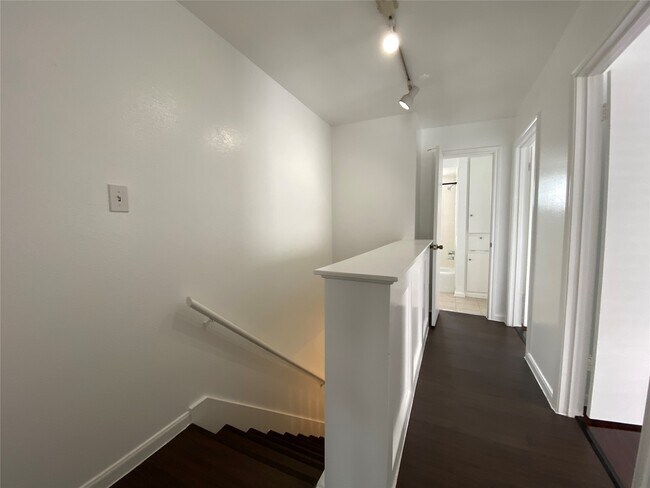 Building Photo - 10682 Hazelhurst Dr