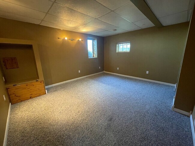 Building Photo - Incredible Lake Views-Spacious 6 Bedroom Home