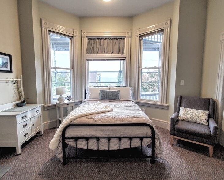 Building Photo - 1910 S G St