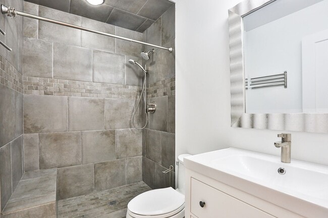 Building Photo - Video Tour- HUGE 1 Bedroom- 2 1/2 Bath Apartment. High-end loft style. Cook's Kitchen- Common Roo...