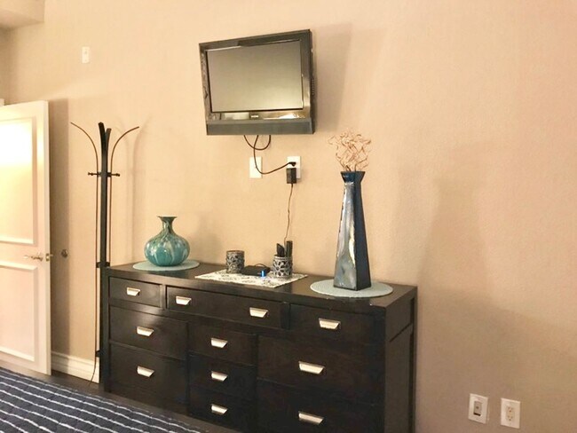 Building Photo - MOVE IN SPECIAL! $500 OFF FIRST MONTHS REN...