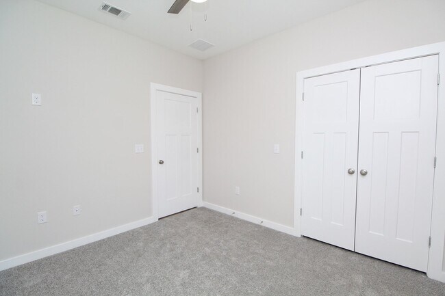 Building Photo - Spacious 3BR/2BA Home with Move-In Special...