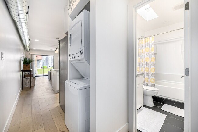 Building Photo - "Charming 1-Bedroom Townhouse in Phoenix –...