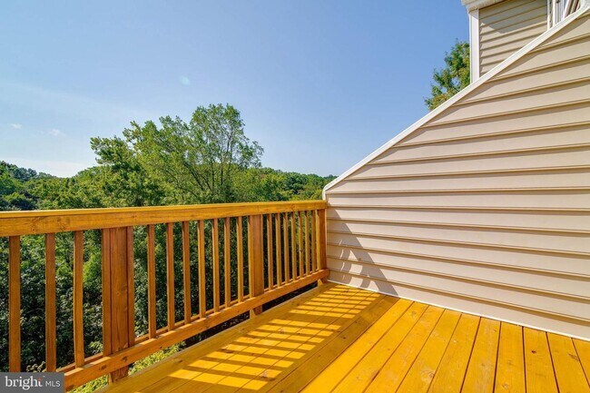 Building Photo - Stunning 2 bedroom and 3 Bathroom Townhome Style Condo / w Pool