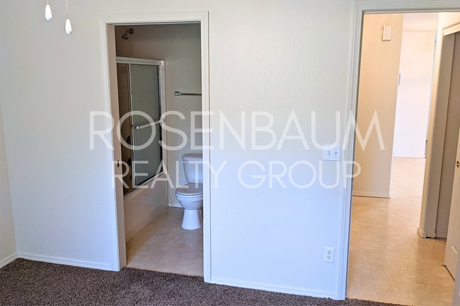 Building Photo - Charming 2-bedrooms, 2-baths home nestled ...