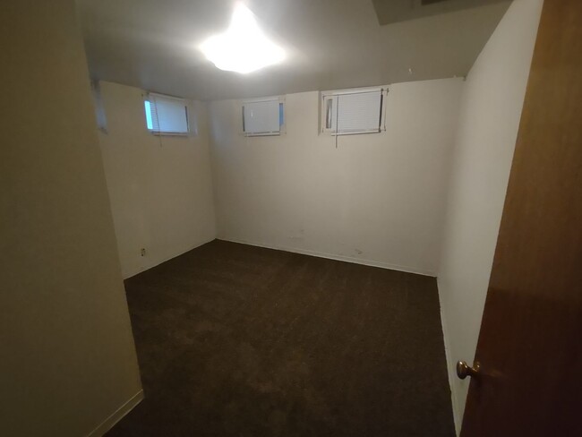 Building Photo - ALL PROSPECTIVE TENANTS MUST SUBMIT A $58 ...