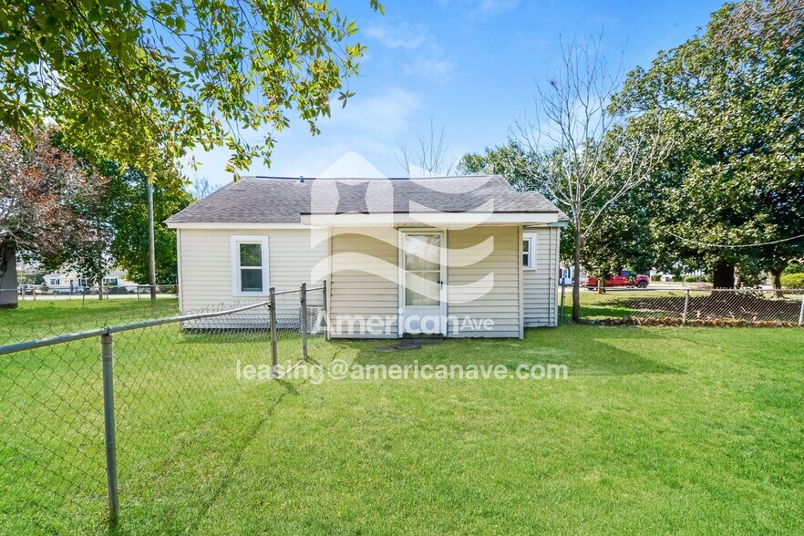 Building Photo - 304 S Pine St