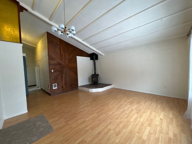 Building Photo - Spacious home