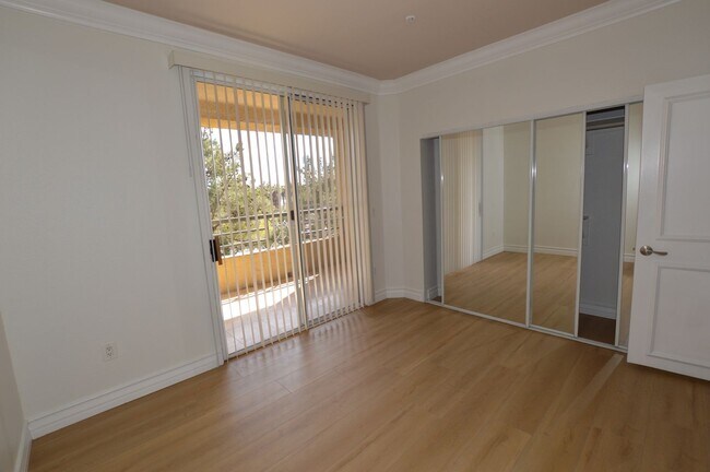 Building Photo - 270 E Flamingo Rd