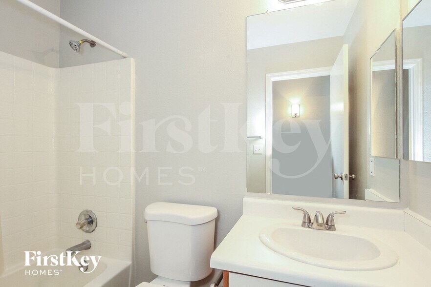 Building Photo - 3132 W Robin Ln