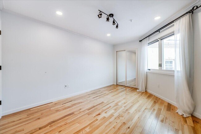 Building Photo - 416 63rd St