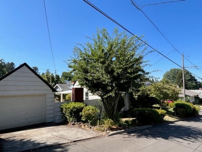 Building Photo - 3Bd/1Ba Two Story House w/ Basement - Avai...