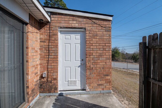 Building Photo - Updated 2 Bed/1 Bath Duplex Available for Rent Now!