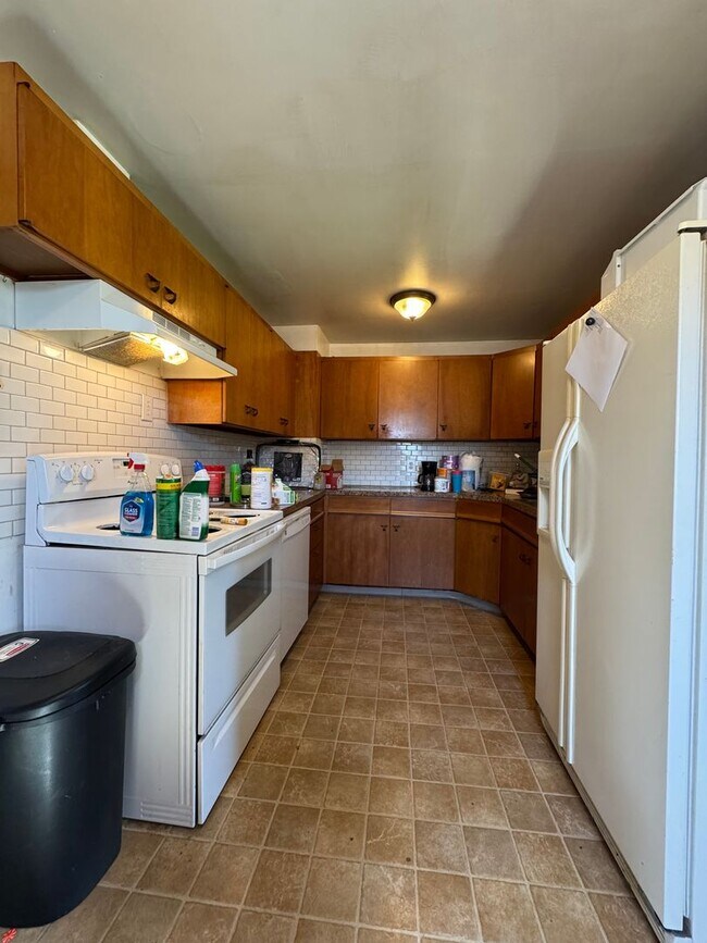 Building Photo - Cozy 2-Bedroom Pet-Friendly Home for Lease