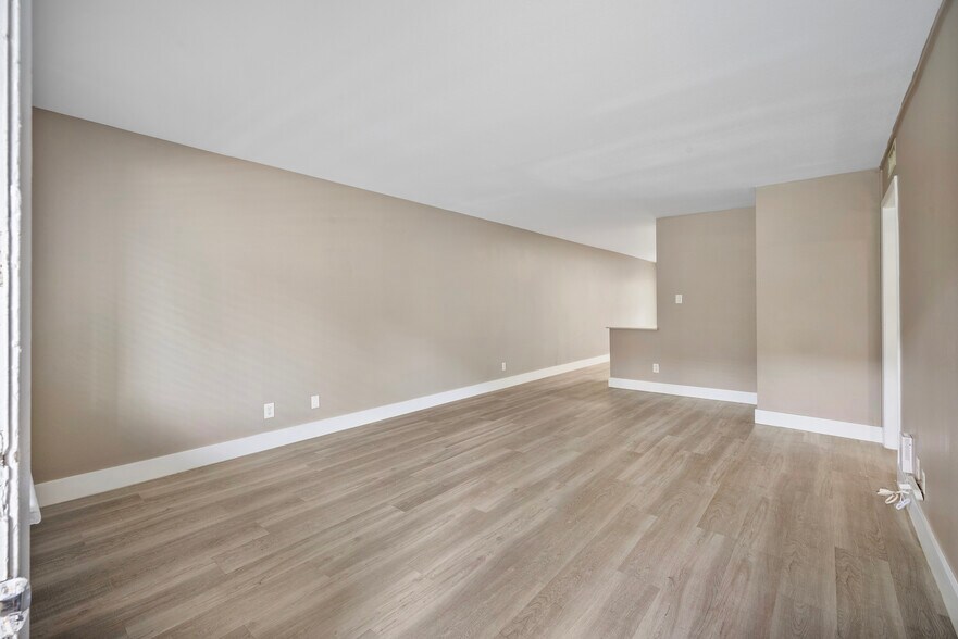 Living Room - 2303 East Side Dr