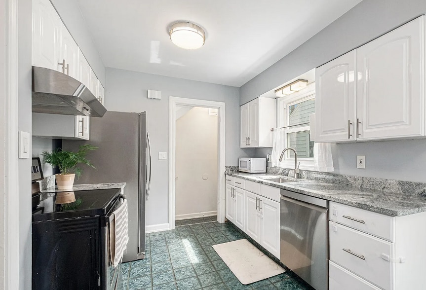 Building Photo - 2125 Englewood Dr SE
