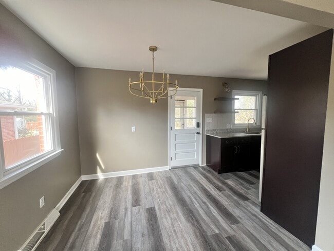 Building Photo - 709 Oxford St