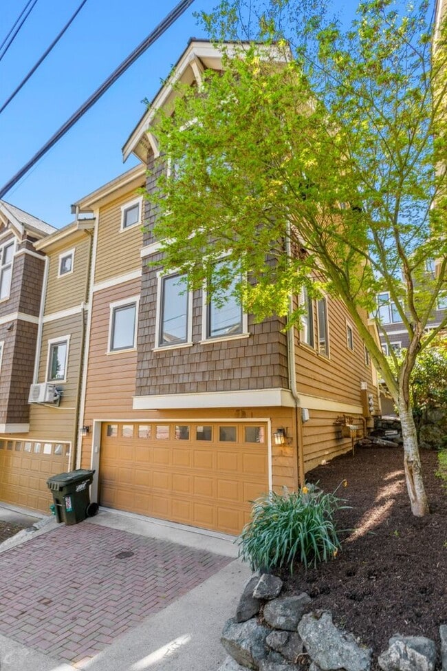 Building Photo - 3Bd/3Ba Seattle Townhouse
