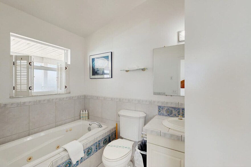 Building Photo - 1107 Gulf Dr S