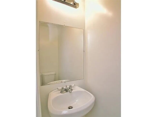 Building Photo - Charming 3 Bedroom home