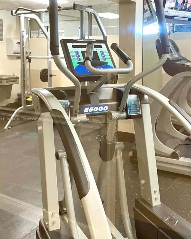 Building Photo - 9430 Live Oak Pl