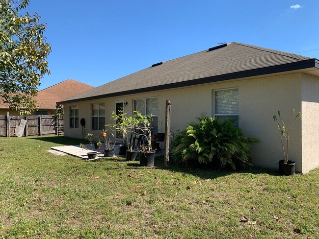 Building Photo - 4 Bedroom 2 bath CBS House with 2 car garage