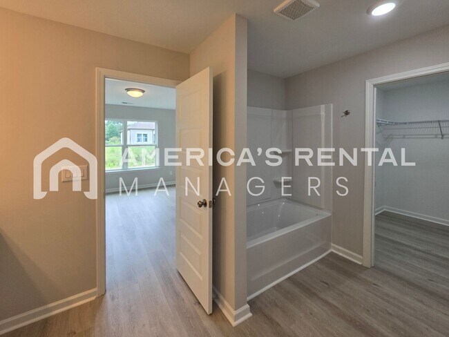 Building Photo - Modern Living in Brookwood Station!