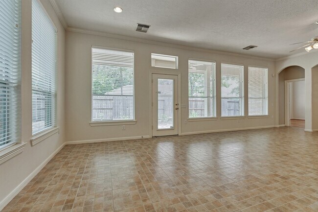Building Photo - 118 Robindale Cir