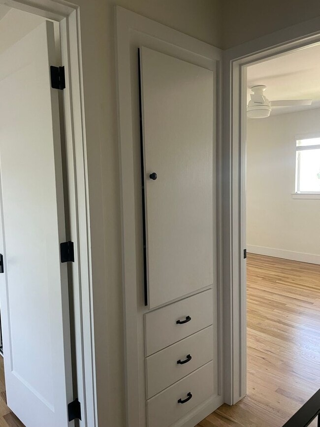 Building Photo - Remolded Mid-Town / South-West location wi...