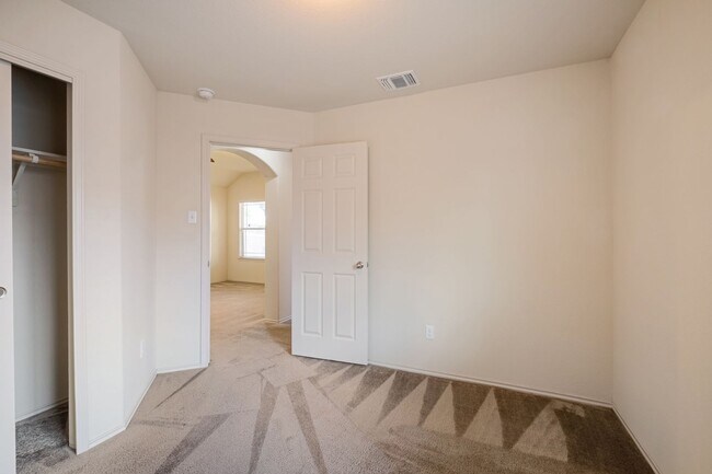 Building Photo - 100 Azurite Dr